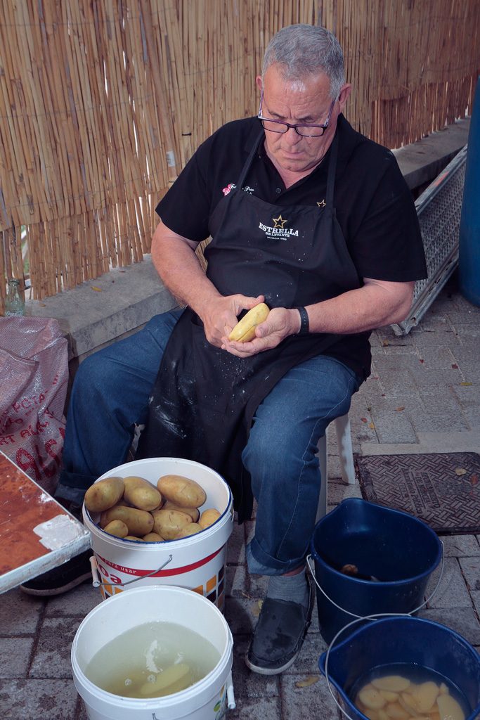 Pelando patatas Peña el Almirez