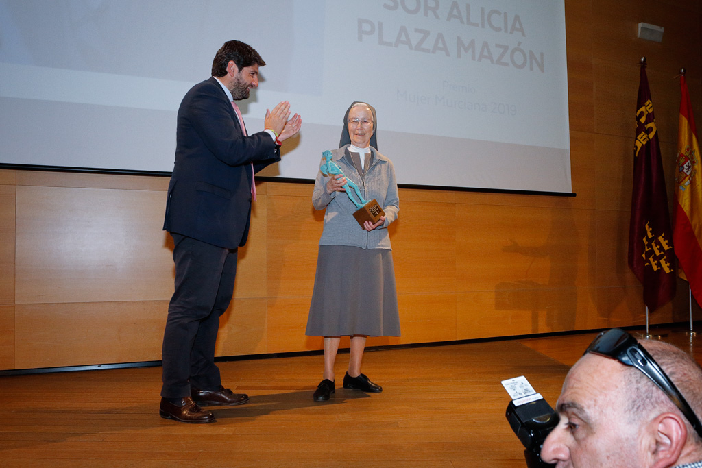 Presidente entrega premio Alicia Plaza