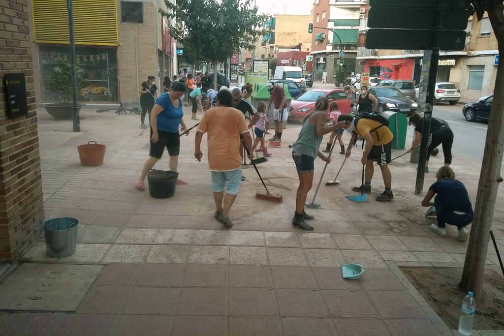Vecinos limpiando avda. Juan Carlos I