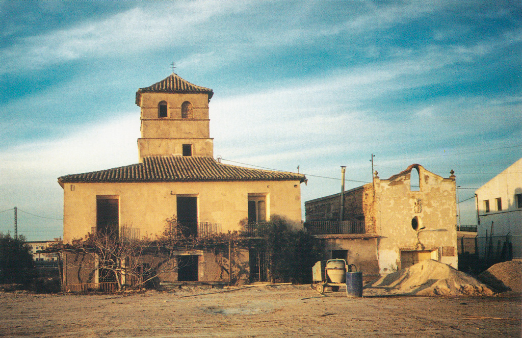 La casa torre junto con la ermita