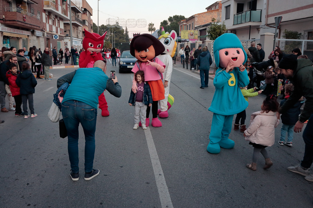Pocoyo y sus amigitos cabezudos animando los críos en la calle