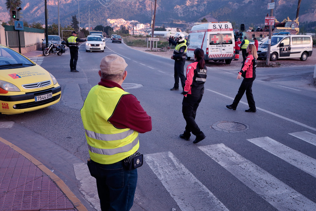 Policia, Proteccion Civil y Cruz Roja en el cruce de Patiño