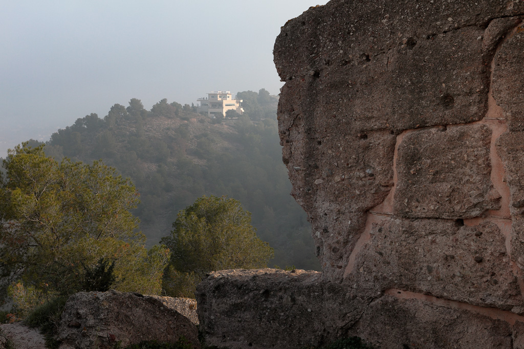 Parte del Murcia del Castillo Muro y al fondo el Centro de visitantes de La Luz