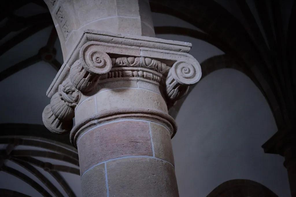 Detalle de este precioso capitel de estilo jónico. Nótese la belleza de los arcos que forman parte de las bóvedas del fondo