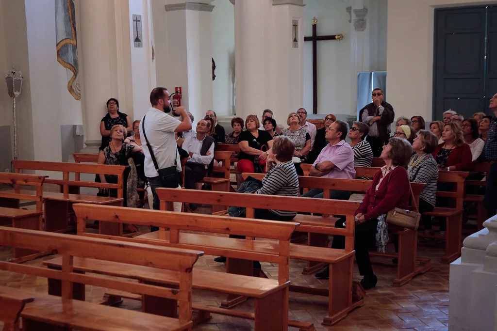 Admirando el interior de una de las iglesias visitadas