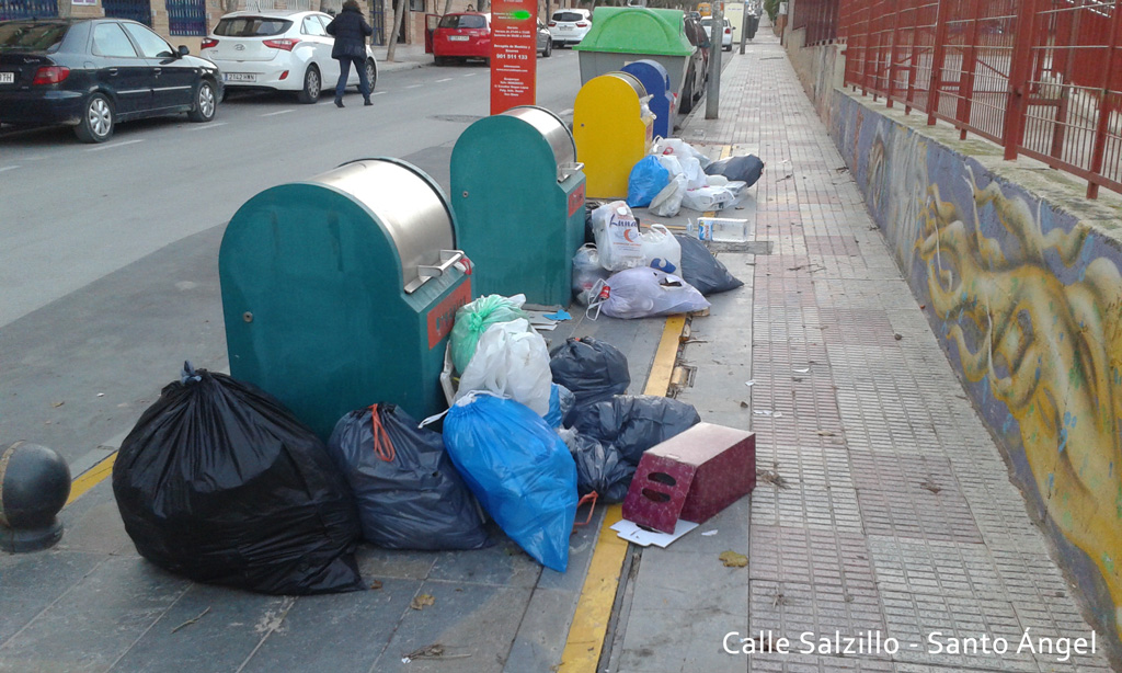 Basura sin recoger en la c/ Salzillo en Santo Ángel