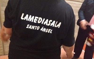 Representación de teatro Santoangero Viajero busca Güertanica Bonica