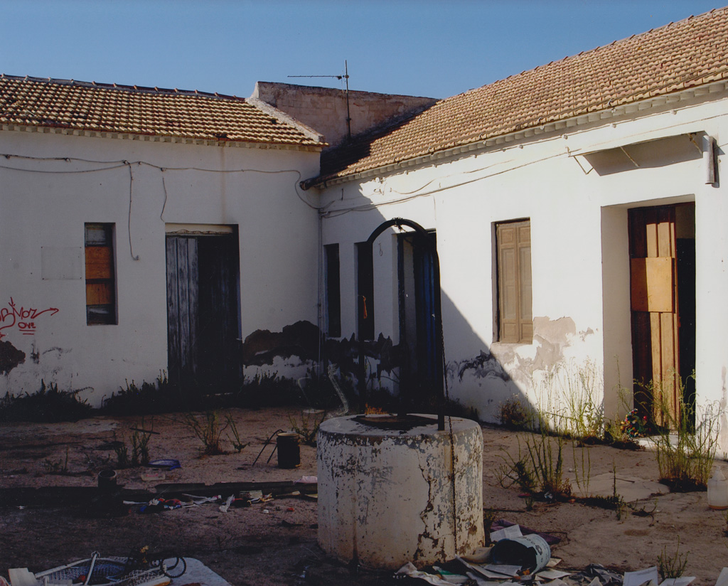 Fotografía del patio interior del antiguo cuartel de guardia civil en Santo Ángel