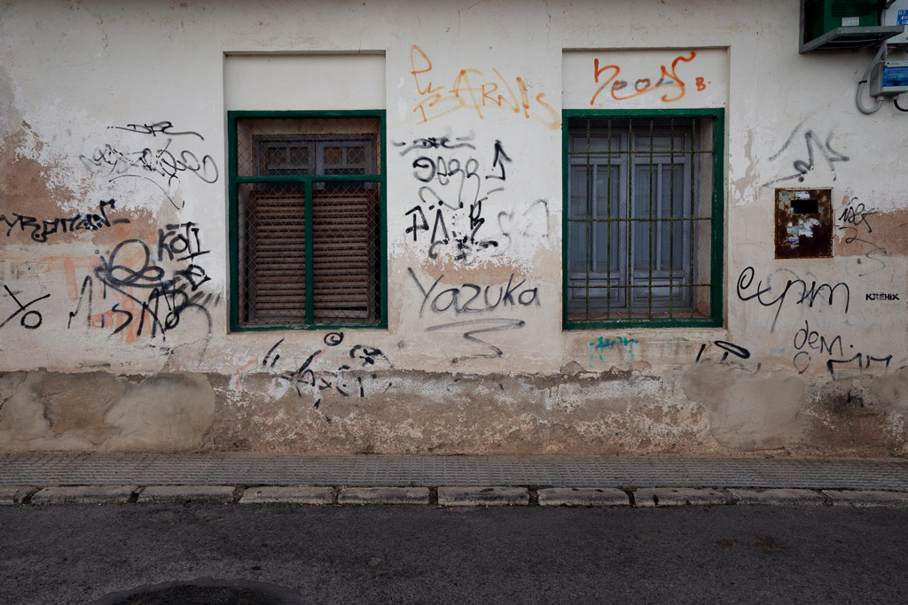 Grafitis en una vivienda en la calle Azahar