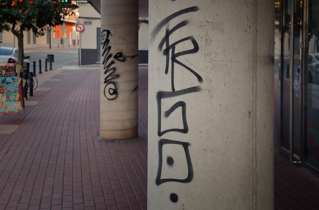 Grafitis en avenida Juan Carlos I