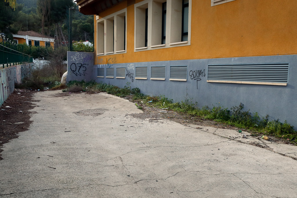 Grafitis y basura en la salida de la rambla a lado del Centro Municipal