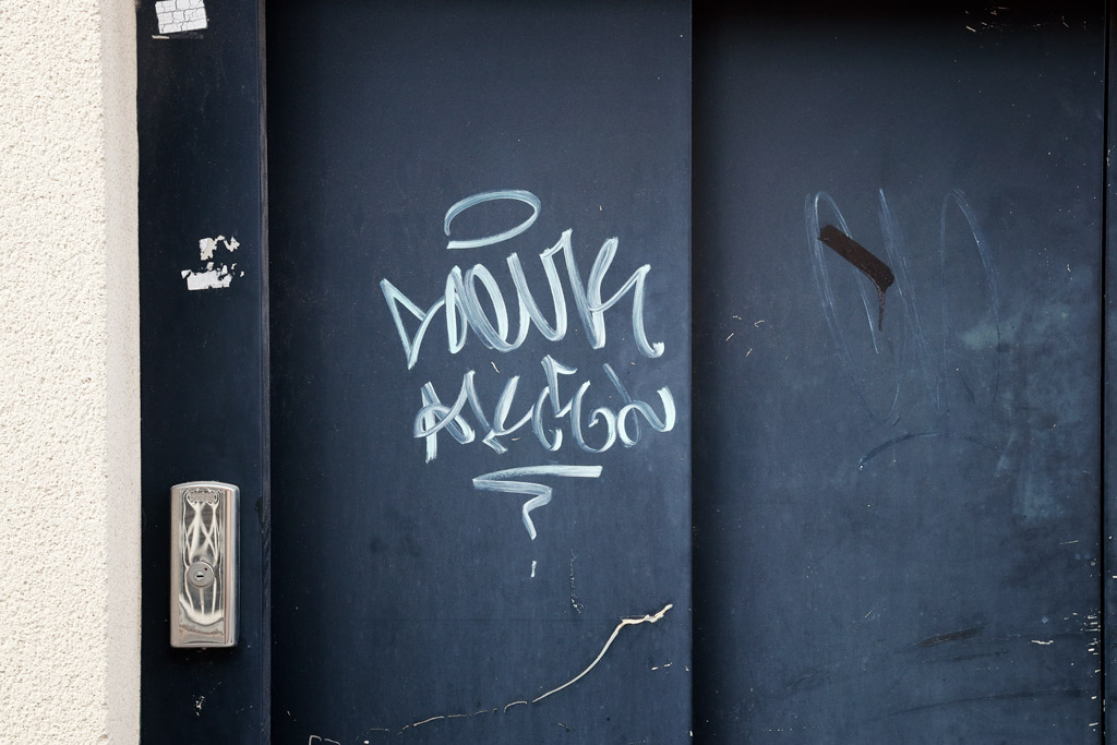 Rayas, pegatinas y grafitis en un puerta de garage