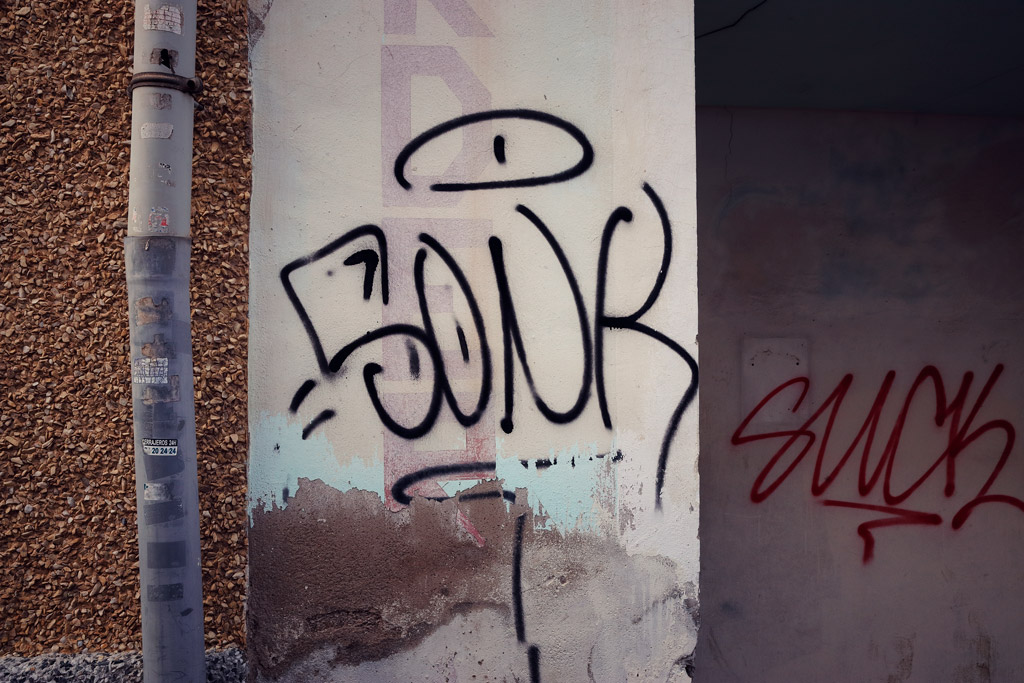 Vivienda con grafitis