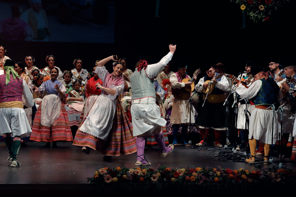 Intrigantes del grupo folclórico de la peña el Almirez de Santo Ángel bailando una Parrandas Peretas