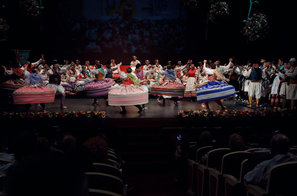Impresión del la actuación en el Teatro Romea del grupo huertana de Santo Ángel