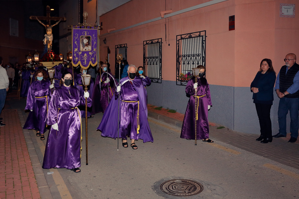 Ángel Matas con algunas damas cofrades encabezando la procesión por las calles del Santo Ángel