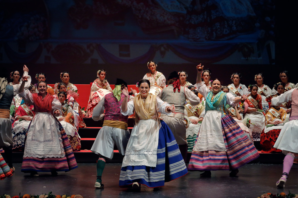Grupo folclórico bailando en el escenario del Teatro Romea