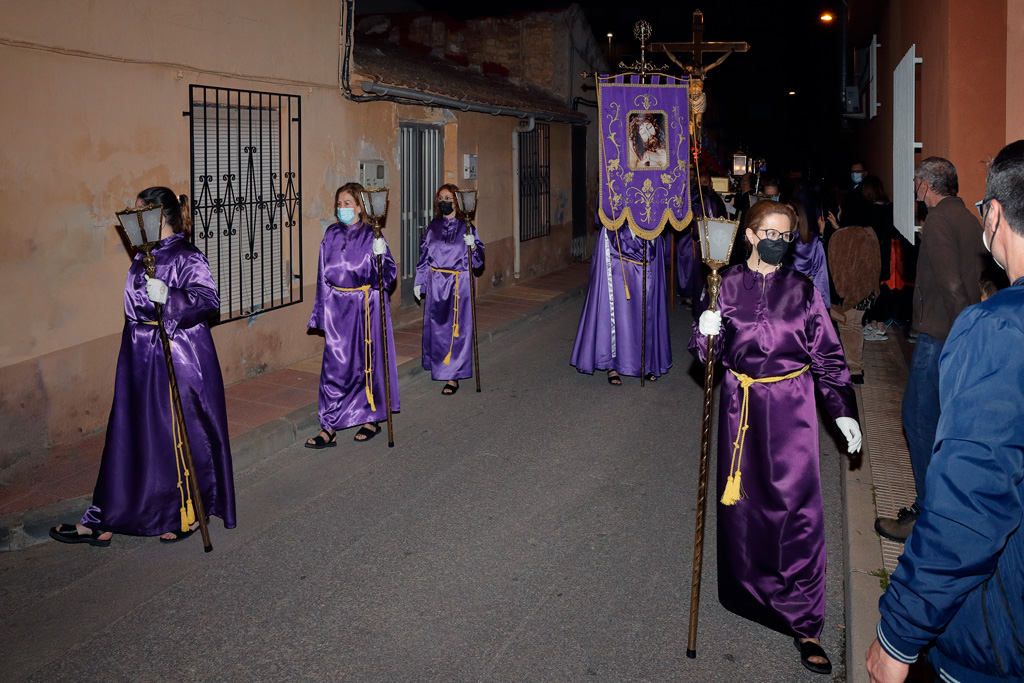 A la cabeza de la procesión van miembros de la Hermandad de la Virgen del Carmen