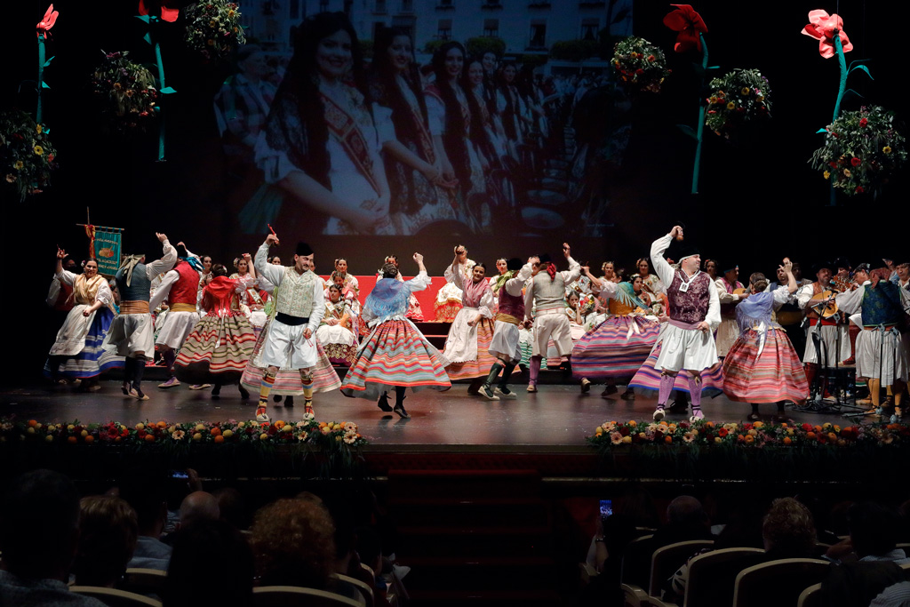 El Grupo de Coros y danzas "Virgen de la Luz" baila la Jota de Fuente Librilla en el escenario del Teatro Romea