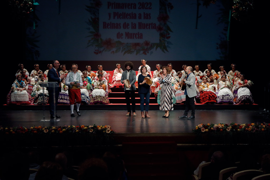 El grupo de folklórico Murciana "Mujeres con Raíz en el Teatro Romea en Murcia