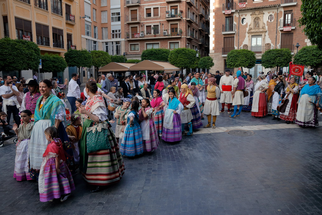 El grupo de Coros y Danzas "Virgen de la Luz" de la Peña el Almirez en la Plaza de los Apóstoles en Murcia