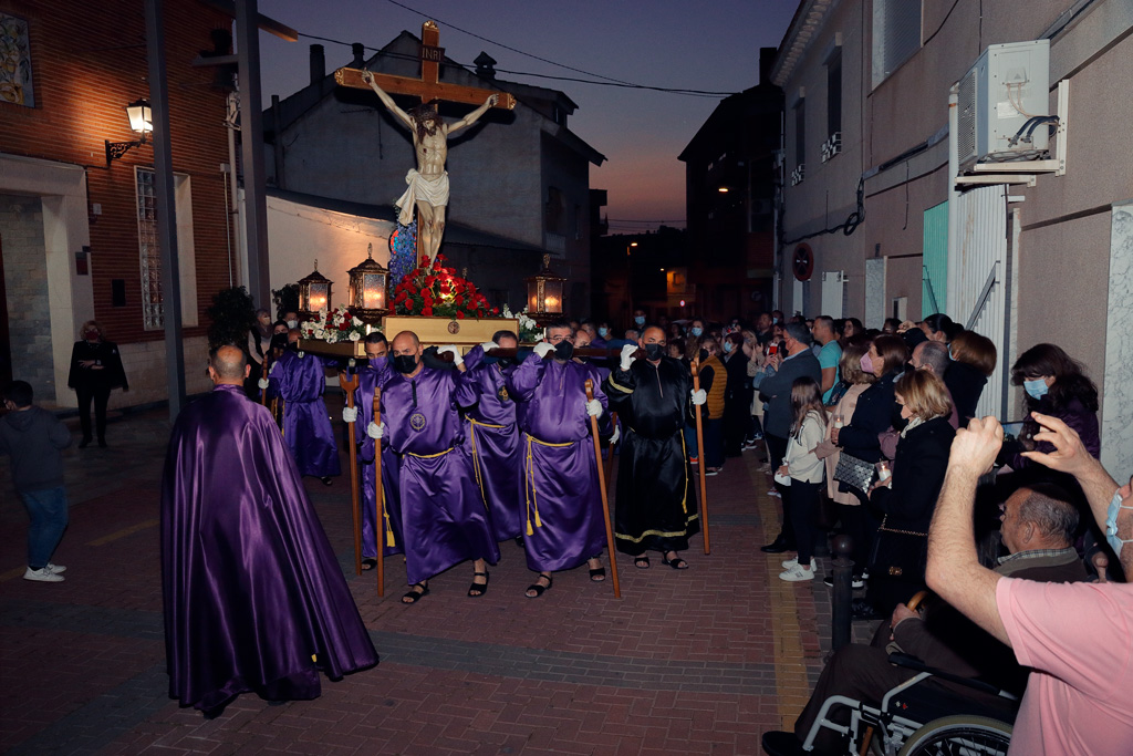 Bajo la atenta mirada de decenas de fieles, la procesión se dirige hacia la calle de la Luz.