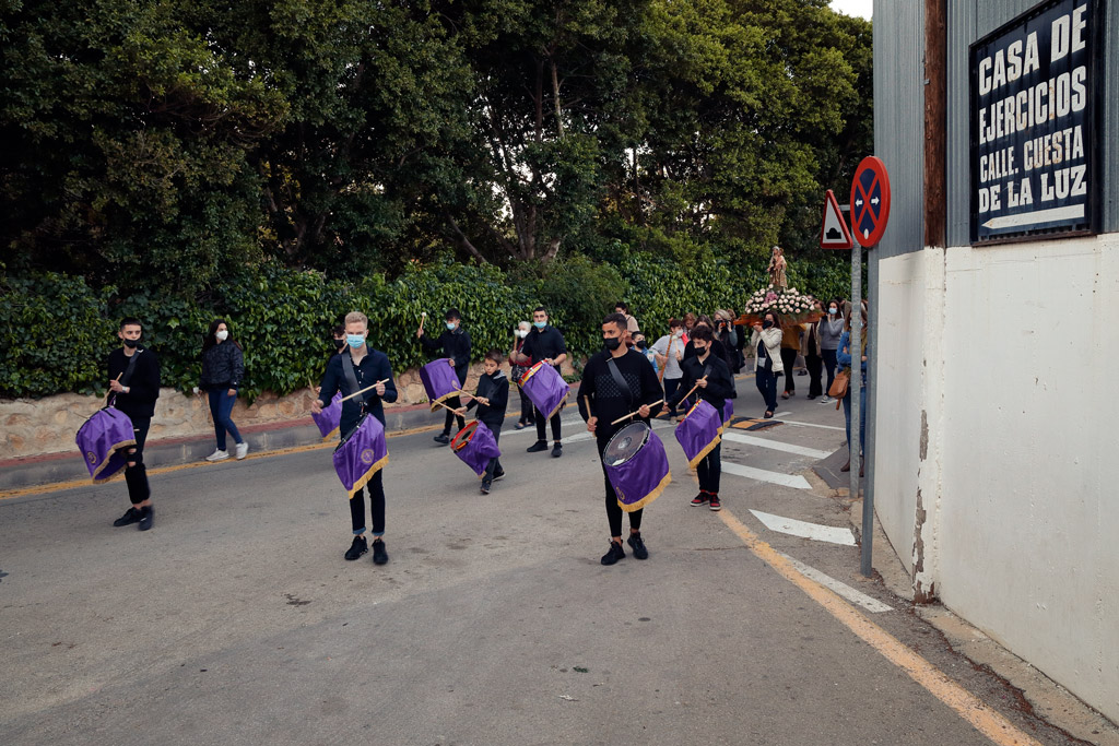 Los tambores llegan a la entrada del convento Villa Pilar