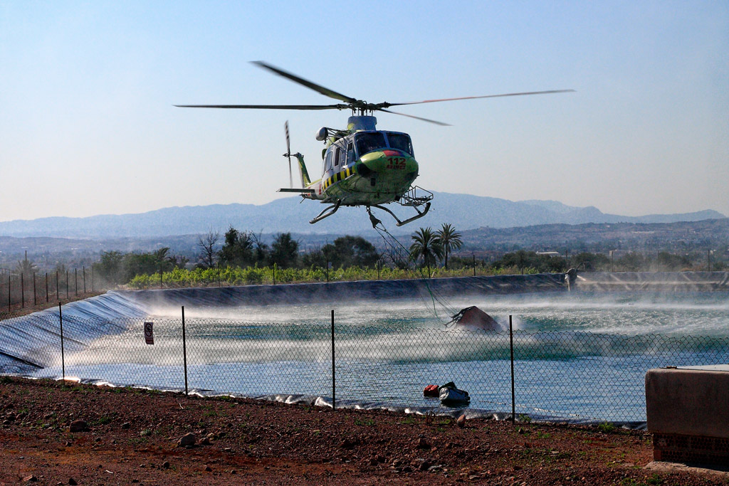 Un helicóptero de Bomberos del 112 recoge agua de una balsa cerca del Santuario de Nuestra Señora de la Fuensanta en 2010