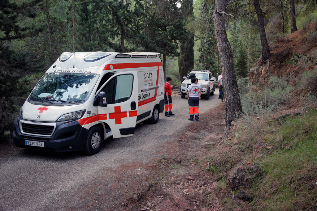 Ambulancia y equipo de rescate de montaña de la Cruz-Roja en el parque natural el Valle