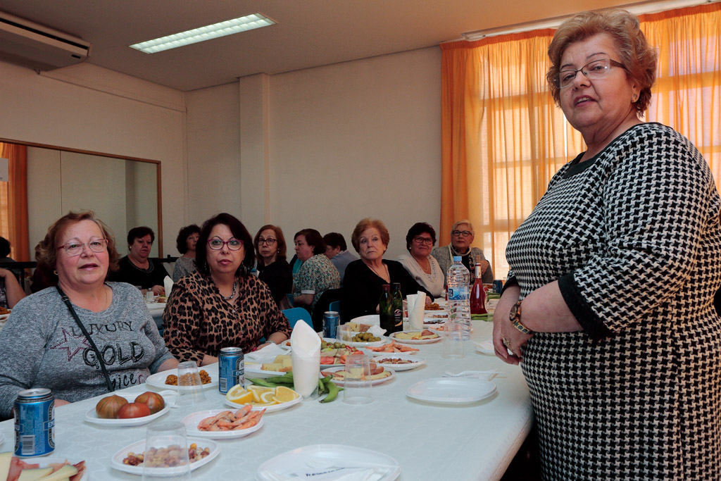 Lucia Martínez presidenta del Centro de la Mujer en Santo Ángel y sus compañeras durante una convivencia