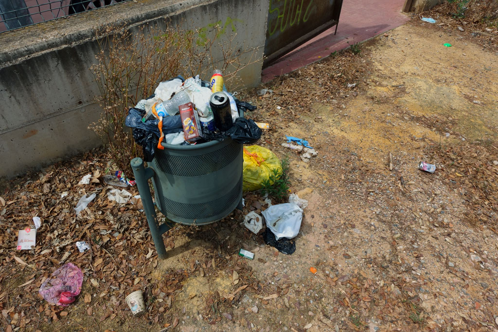 Cubo de basura en el jardín en calle Madre Maria Séiquer