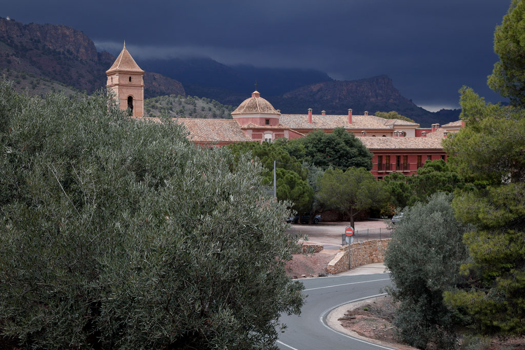 Convento la Santa de Totana en Murcia bajo la amenaza de una tormenta que se aproxima