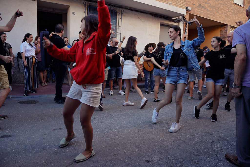El grupo Es Rebost bailando en la calle del Cuartel