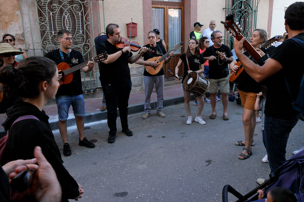 Grupo de músicos del grupo "Es Rebost" tocando durante la romería