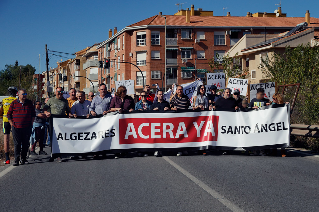 Manifestación en Algezares para conseguir una acera