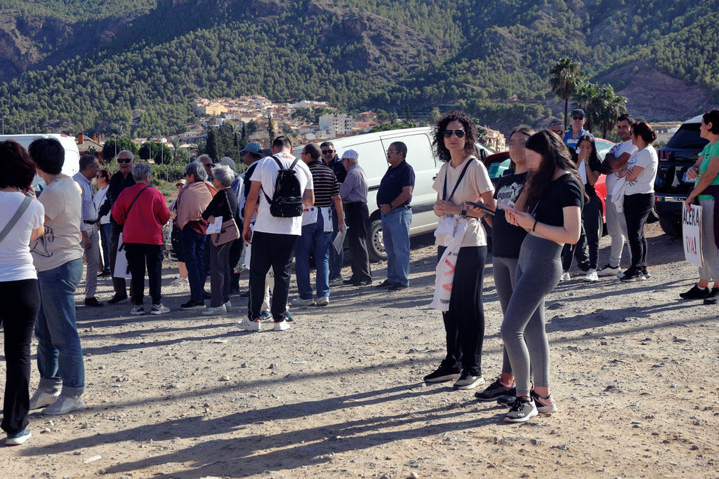Los participantes en la protesta se reúnen antes del inicio de la manifestación - Al fondo el pueblo de Algezares