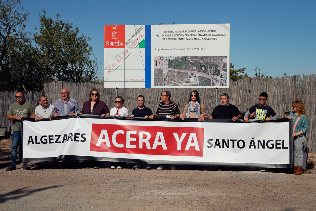 Miembros y militantes de VOX y PSOE reclamando codo a codo la construcción de una acera en Algezares.
