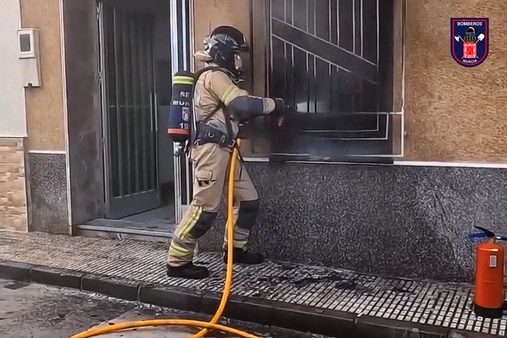 Intervención de los Bomberos de Murcia en el taller de Salva | Fotografía Bomberos de Murcia