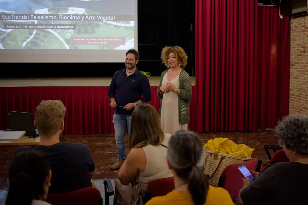 Presentación de taller por Carmen Clemente, coordinadora del Centro Cultural