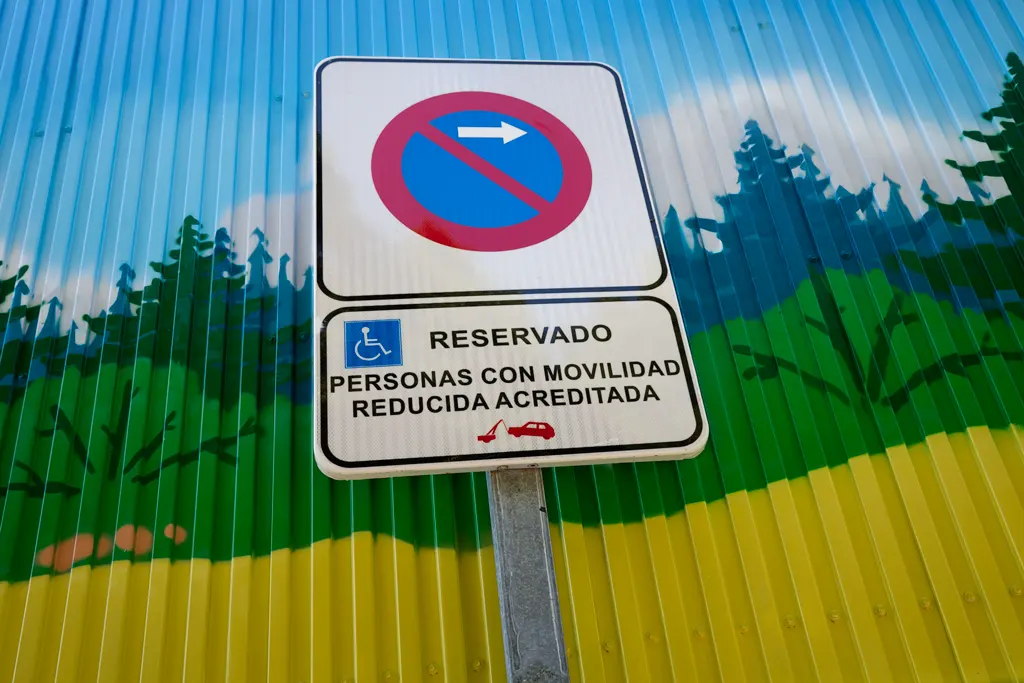 Señal vertical de estacionamiento accesible