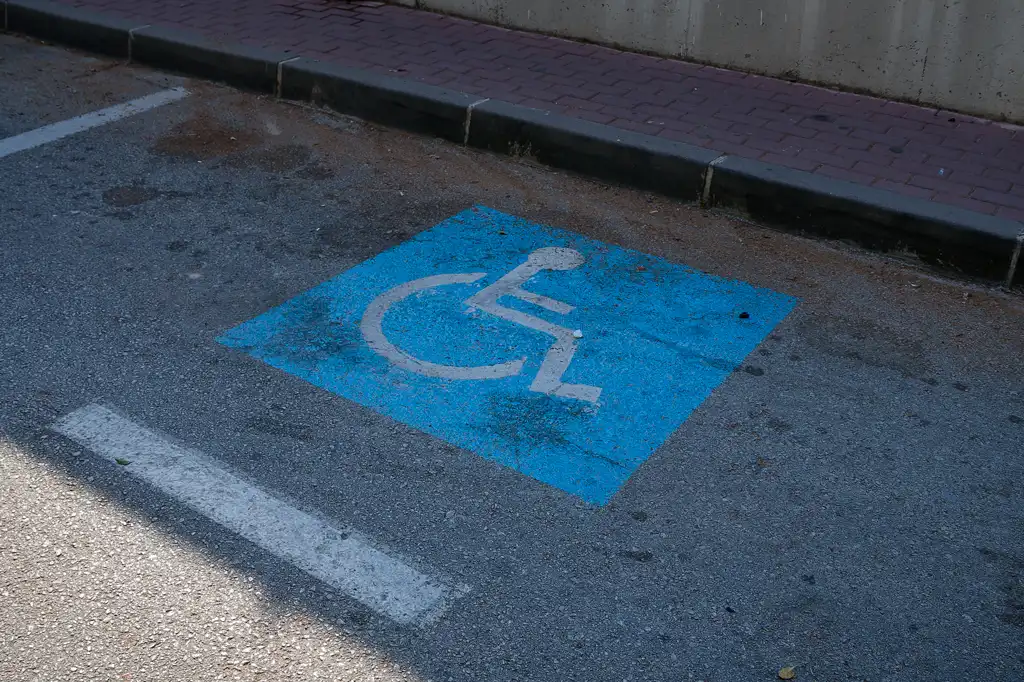 Señal horizontal de estacionamiento accesible