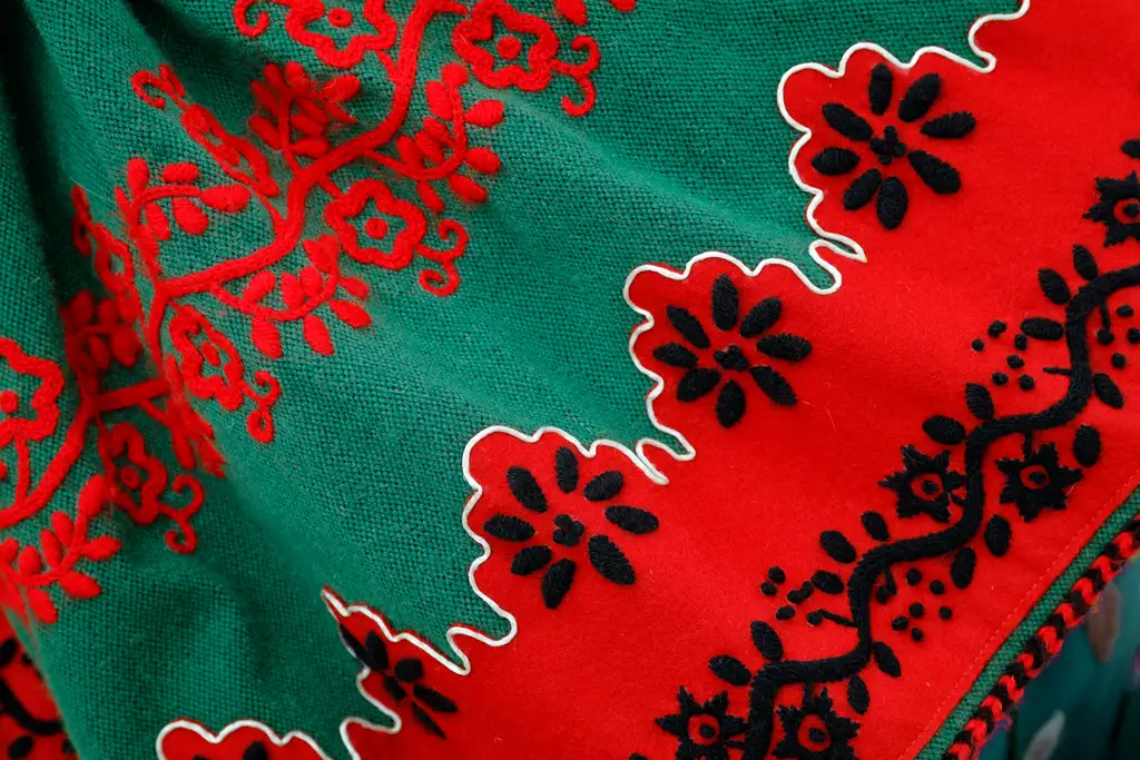 La Riqueza del Refajo Bordado del Siglo XVIII