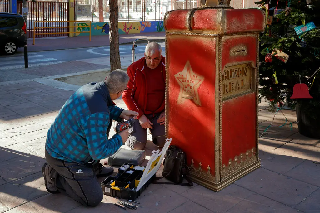 Pajes reales durante la instalación del buzón en la plaza del Charco en Santo Ángel Pajes reales durante la instalación del buzón en la plaza del Charco en Santo Ángel