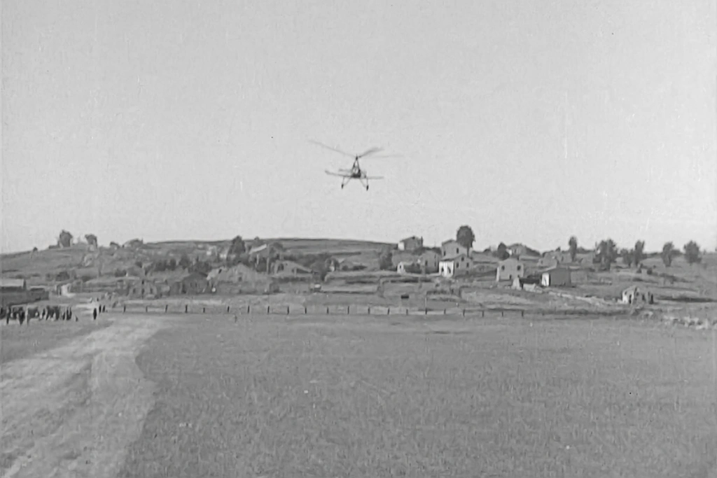 Juan de la Cierva realizando el aterrizaje con su autogiro en Santander