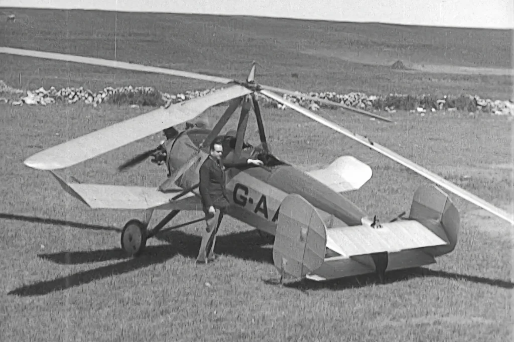 Juan de la Cierva junto a su autogiro