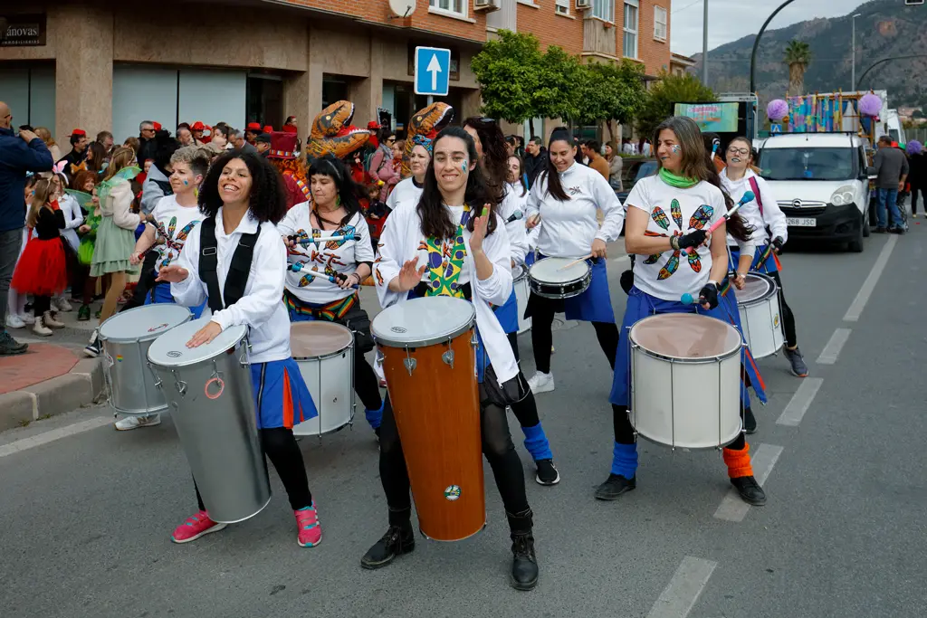Batucada Dakitu durante el desfile de Carnaval 2026