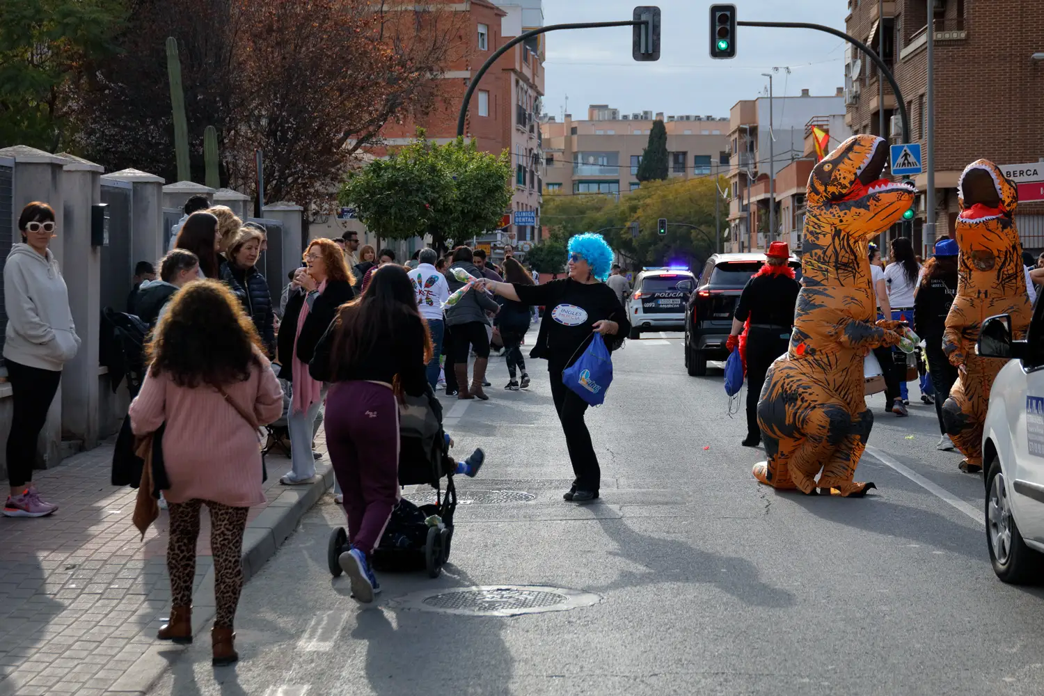 Representantes de InglesMurcia y bar El Jardin en el desfile de Carnaval 2026