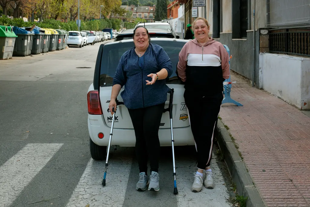 Dos vecinas disfrutando del desfile desde la rambla