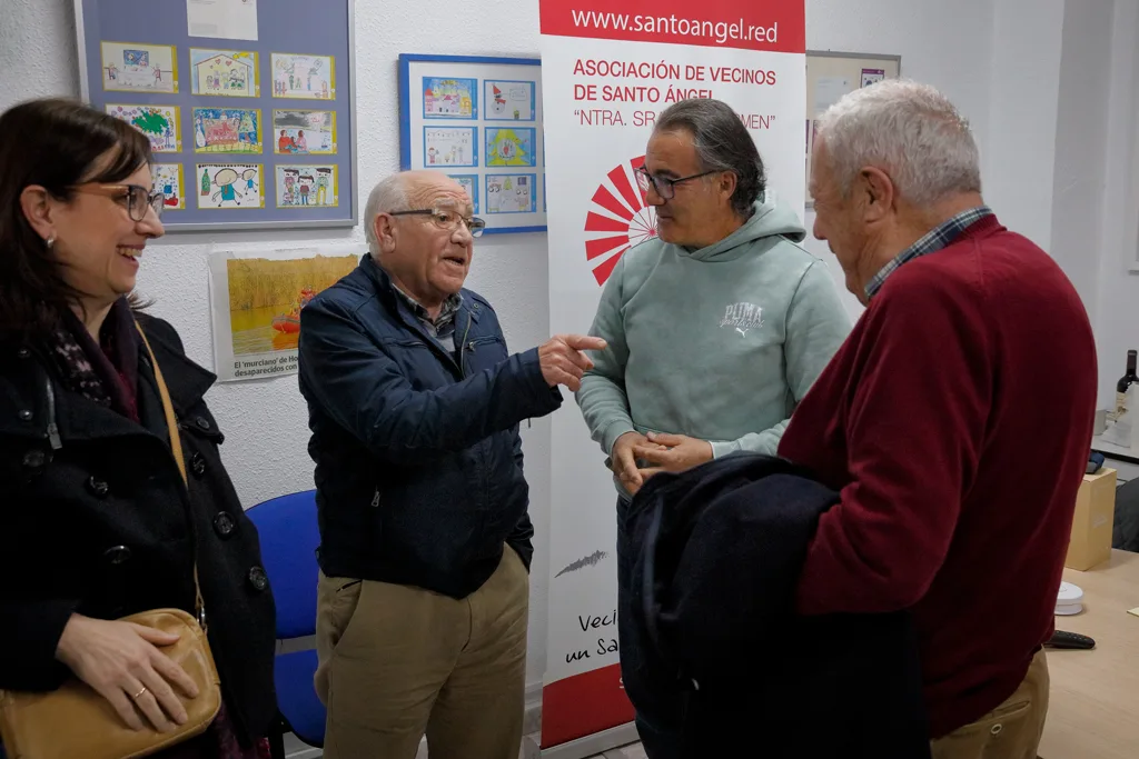 Los vecinos plantean preguntas sobre la prevención de incendios en los hogares