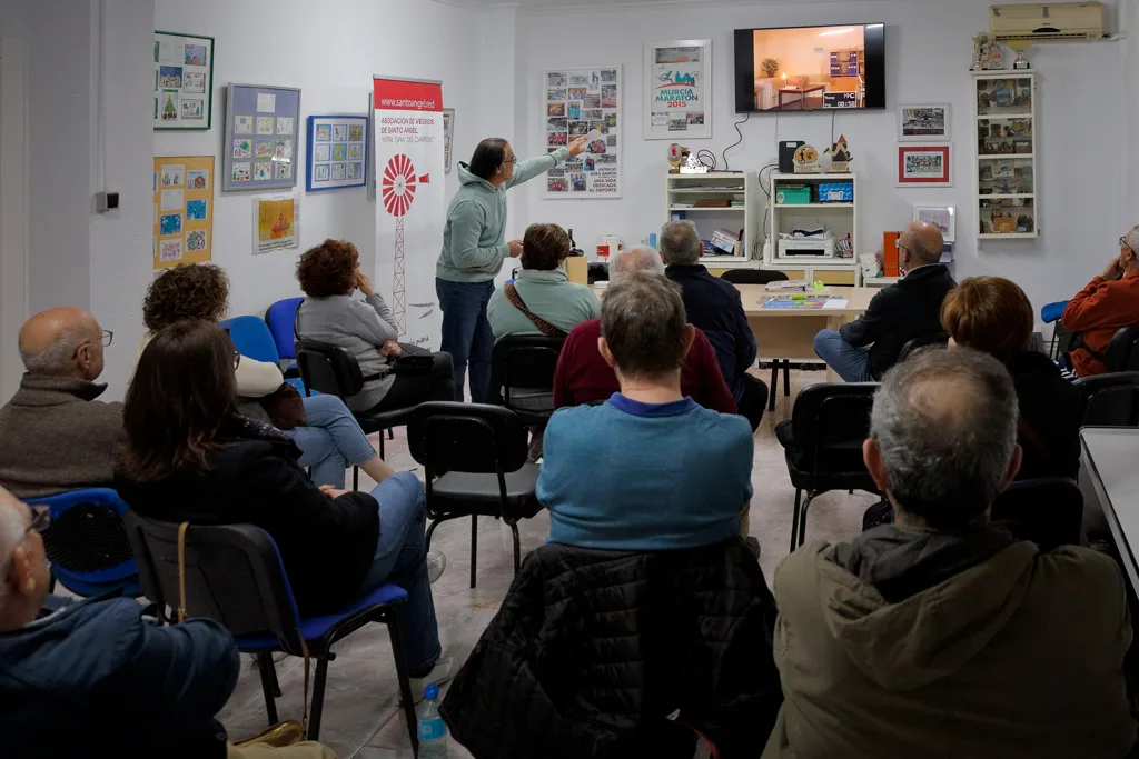 Charla de bomberos sobre la extinción de incendio en una vivienda
